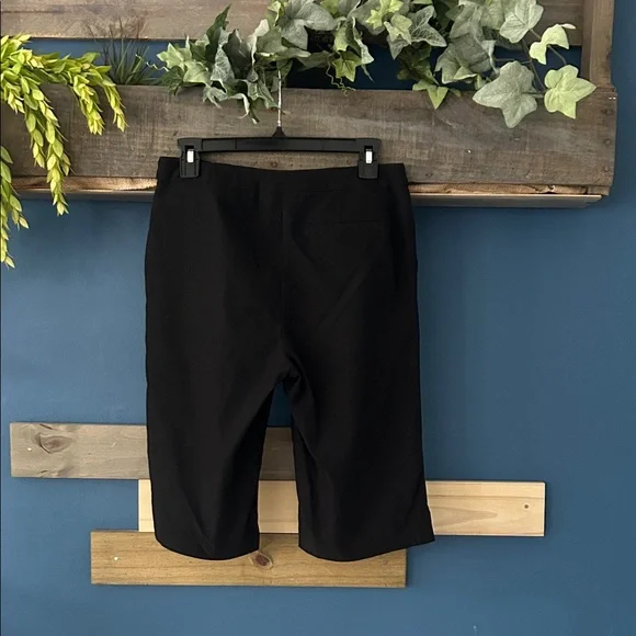 Tribal Black Women's Bermudas EUC Size 6 Pull on with front pockets - Picture 2 of 5